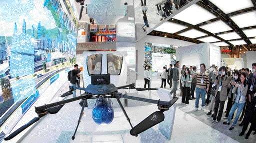세계 최대 전자·가전·정보기술(IT) 전시회인 CES 2023 개막을 앞두고 미국 네바다주 라스베이거스 컨벤션센터에서 열린 SK그룹관 사전 투어에서 참석자들이 SK텔레콤의 수소 드론과 도심항공교통(UAM) 모형을 살펴 보고 있다. / 허문찬 기자