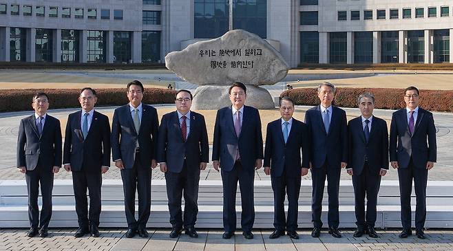 국정원 찾은 尹 "北도발 무력화 역량 보여달라" 24일 윤석열 대통령이 2023년 국가정보원 업무계획 보고를 받기에 앞서 국정원 원훈석 앞에서 간부들과 기념촬영을 하고 있다.  【사진 제공=대통령실】