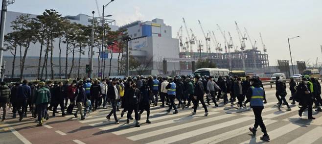 23일 삼성전자 평택캠퍼스 사무동 인근에서 현장 관계자들이 건설현장으로 향하고 있다/사진=이정혁 기자