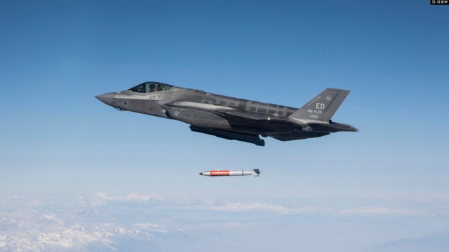 미 공군 주력 전투기인 F-35A기가 전술핵폭탄인 B61-12 투하 연습을 하고 있다.  미 국방부 제공