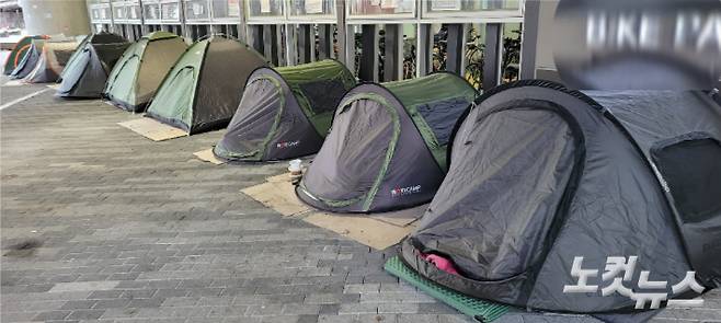 경기도 수원역 인근에 노숙인들이 생활하는 텐트촌이 조성돼 있는 모습이다. 이곳에 사는 노숙인들은 근처에 있는 무료급식소에 가거나, 교회 및 자원봉사단체에서 보내주는 도시락 등으로 끼니를 해결한다. 박창주 기자