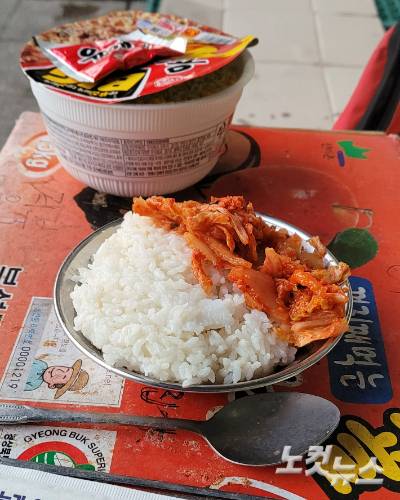 노숙인 신모씨는 매일 무료급식소 자원봉사자들이 차려주는 아침밥을 받으며 "감사하다"고 말한다. 휠체어를 타고 있어 그의 밥상은 늘 야외에 마련된다고 한다. 박창주 기자