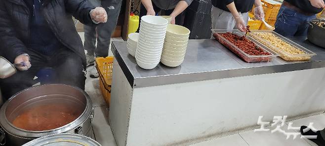 정나눔터 배식대에 저녁 식사가 준비되고 있는 모습. 박창주 기자