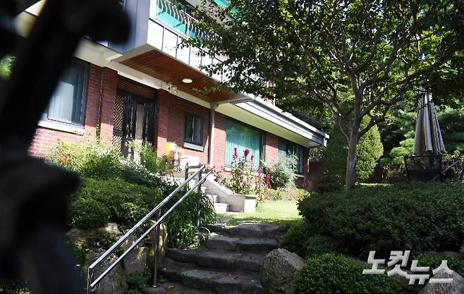 화천대유 대주주인 김만배씨의 누나가 윤석열 대통령 부친에게서 구입한 서울 서대문구 연희동 주택. 국회사진취재단