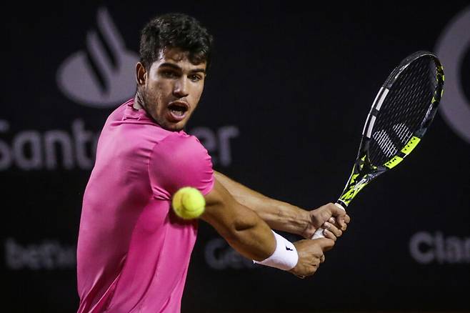 ▲ 카를로스 알카라스가 2023년 ATP 투어 리우오픈에서 경기를 펼치고 있다. ⓒ연합뉴스/AP