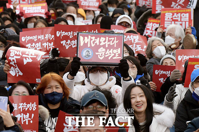 이날 촛불행동 등은 이재명 대표의 구속영장을 전면 거부하고 윤석열 대통령을 타도한다는 내용의 집회를 열었다. 집회는 김남국, 장경태 등 더불어민주당 친명계 의원들의 발언과 참가자들의 발언, 구호, 응원가 등 순으로 진행됐다. /이선화 기자