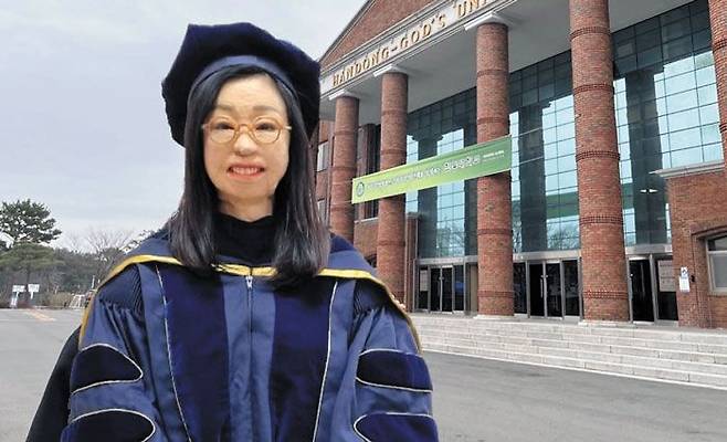이지선 교수가 이화여대 임용 소식을 알리며 페이스북에 올린 사진. 지난 17일 UCLA 학위복을 입고 한동대 졸업식에 참석한 모습. 학교 배경으로 사진을 찍지 못해 본인이 직접 한동대 건물과 합성했다. /이지선 교수 제공