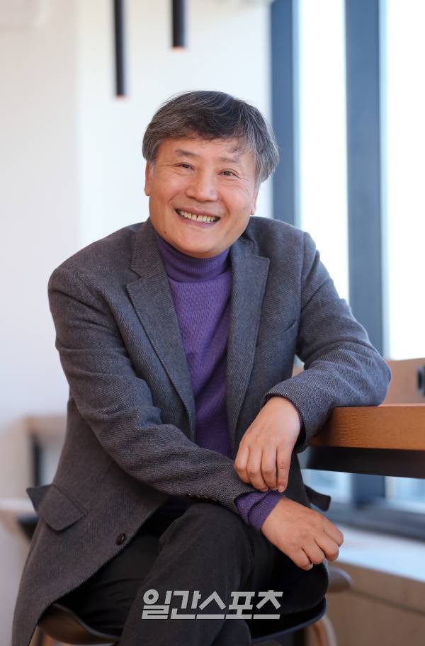 디즈니플러스 '카지노' 시즌2에 출연한 배우 최홍일이 최근 서울 중구 KG타워에서 진행된 일간스포츠와의 인터뷰에 앞서 포즈를 취하고 있다. 김민규 기자 mgkim1@edaily.co.kr /2023.02.21/