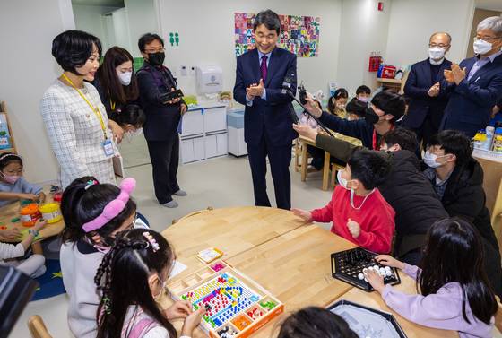 이주호 사회부총리 겸 교육부 장관이 지난 6일 한 유치원에서 어린이들과 인사하고 있다. [연합뉴스]