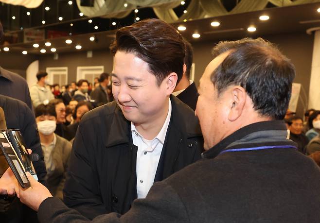 이준석 국민의힘 전 대표가 13일 제주도 제주시 퍼시픽호텔에서 열린 '힘내라! 대한민국 - 제3차 전당대회 제주 합동연설회'에 참석해 당원들과 인사하고 있다. [연합]