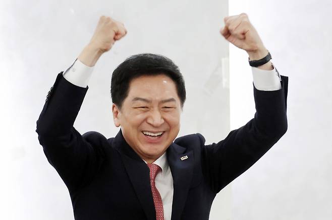 국민의힘 3·8 전당대회 당권주자인 김기현 의원이 24일 서울시의회 서소문 별관에서 열린 시,구의원 김기현 후보 지지선언에 참석하고 있다. [연합]