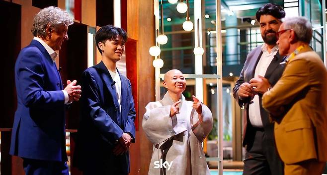 이탈리아판 마스터셰프에 출연한 정관스님(가운데) [sky 방송 공식 트위터 캡처. 재판매 및 DB 금지]