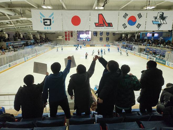 여러 어린이팬들이 26일 열린 HL안양과 요코하마 그릿츠의 경기 도중 열띤 응원전을 펼치고 있다. /박강현 기자