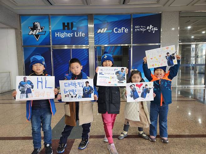 26일 열린 HL안양과 요코하마 그릿츠의 아시아리그 아이스하키 경기를 보러 온 어린이 팬들이 각자 만든 응원피켓을 든 채 웃고 있다. 장은솔(가운데) 양은 "맨날 보고 싶을 정도로 아이스하키가 재밌다"고 했다. /박강현 기자