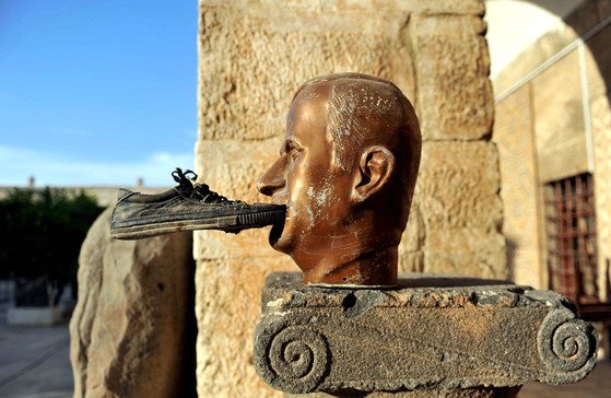 2012년 12월, 반군 장악 지역인 이들리브주의 한 박물관에 세워진 하페즈 알아사드 전 대통령의 동상에 누군가 신발을 물려둔 모습. AFP=연합뉴스