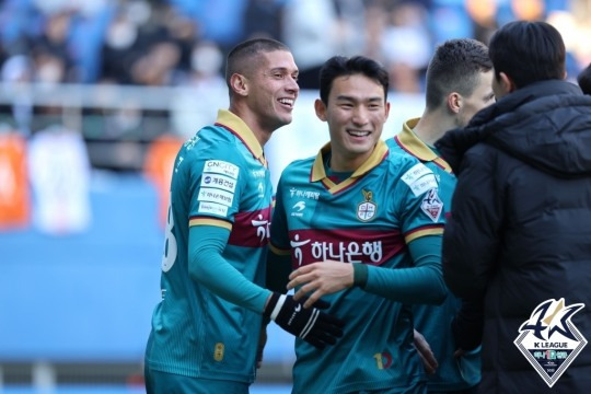 선제 결승골 넣고 조유민(오른쪽)과 기뻐하는 티아고 [한국프로축구연맹 제공]