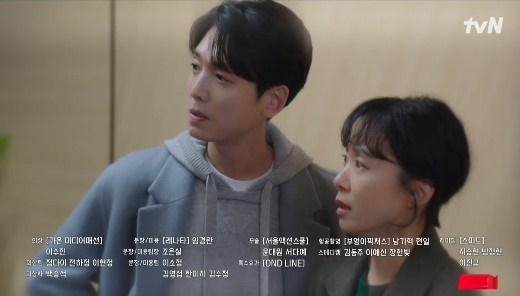 In Crash Course in Romance, Jung Kyung-ho began to suspect Shin Jae-ha.In the 13th episode of the cable channel tvN Saturday drama Crash Course in Romance broadcasted on the afternoon of the 25th, Shin Jae-ha, an iron beads serial killer, was drawn.Jang Seo-jins son, Lee Hee-jae (Kim Tae-jeong), said, There is another culprit who killed Jin I-sang (Ji Il-ju). I was an eyewitness. I chased them. There were stray cats that I fed, but at some point they started to die or get hurt.I was hit by iron beads shot by someone. I kept going around to catch the perpetrator. I didnt see his face. He was wearing a hat. But the hand that grabbed my neck, it was a long white hand, and I felt calluses on my index finger. It was very hard and rough calluses, he said, clearing his name and taking a step closer to catching Jin-bum Ji Dong-hee.The Southbound ship (Jeon Do-yeon) witnesses Ji Dong-hees two faces, as Ji Dong-hee throws Sandwich, a gift from the Southbound ship, into a garbage can.Nevertheless, Ji Dong-hee said coldly, So what do you want to say? Did I intentionally put my boss in danger?Choi Hwang Chi-yeul (Jung Kyung-ho), who appeared at the time, said to Nam Haeng-sun, There must be a misunderstanding. He went that far, theres no reason... and wrapped Ji Dong-hee up.However, in the 14th trailer released at the end of the broadcast, Choi Hwang Chi-yeul said, I do not know. I suspect Dong-hee is who he is and why he is next to me.Ji Dong-hees violent rampage seems to have caused even Choi Hwang Chi-yeul to turn around, causing shock when he attempted to kill his nephew Namhaei (royunseo) following the Namhaeng Line.Namhae was hit by a car while running away from Ji Dong-hee, and Coma was announced. However, Ji Dong-hee made up his mind that he tried to make an extreme choice and raised his curiosity about the future development.