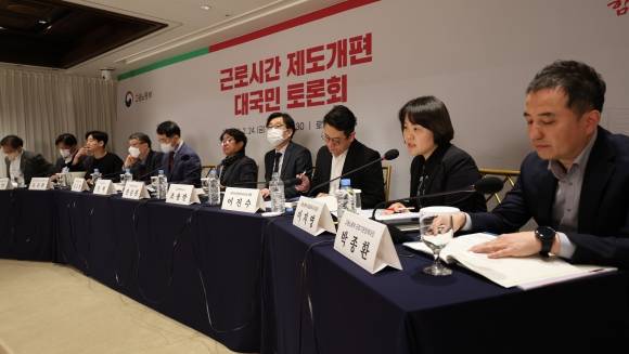 근로시간 제도개편 대국민 토론회 - 24일 서울 중구 로얄호텔에서 열린 근로시간 제도개편 대국민 토론회에서 이지영 고용노동부 임금근로시간과장(오른쪽 두번째)이 발언하고 있다. 2023.2.24 연합뉴스