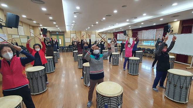 연희노인문화센터 난타반 활동 모습. (사진 = 연희노인문화센터 제공)