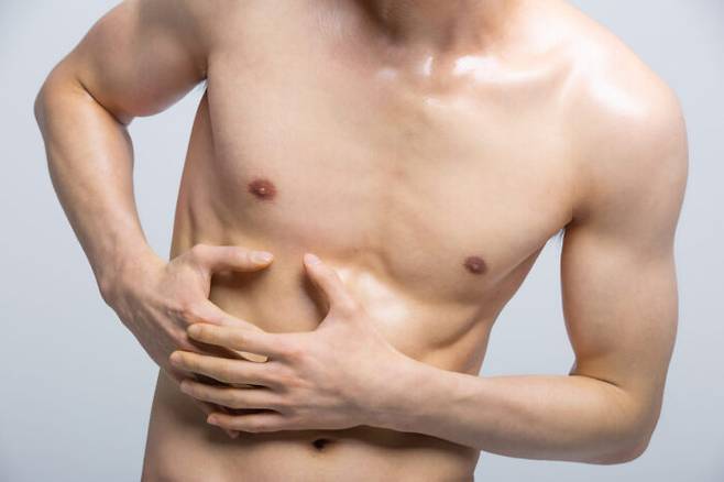 숨을 쉴 때마다 배가 아프다면 횡격막의 움직임 때문에 발생하는 '호두까기 복통'을 의심해야 한다는 조언이다. [사진=게티이미지뱅크]