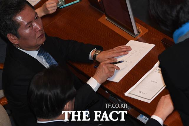 이재명 더불어민주당 대표와 정청래 최고위원 등 의원들이 27일 오후 서울 여의도 국회 본회의장에서 열린 본회의에서 이재명 더불어민주당 대표의 체포동의안 표결에서 감표 도중 나온 '부'자의 글씨체를 놓고 의논하고 있다. /국회=이새롬 기자