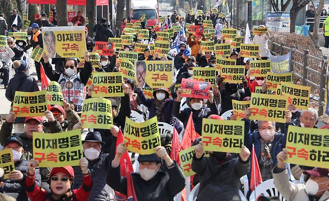 이재명 더불어민주당 대표의 체포동의안 표결이 예정된 27일, 서울 여의도 국회 앞에서 신자유연대 주최로 체포동의안 가결 촉구 집회가 열리고 있다. /연합뉴스