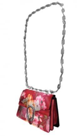 구찌가 2021년 메타버스 플랫폼에 출시한 가방. 로블록스 가상화폐 가치로 5달러(약 6,500원)였으나, 이후 희소성이 커지면서 재판매 가격이 4,115달러까지 치솟았다. 로블록스 제공