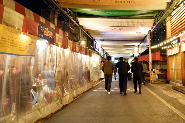대구 대봉동 방천시장 내 음식점이 손님들로 가득 차 있다. 대구=류수현 기자