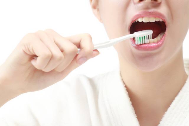 혀를 닦지 않아 입 속 세균이 증가하면 입 냄새가 심해진다/사진=클립아트코리아