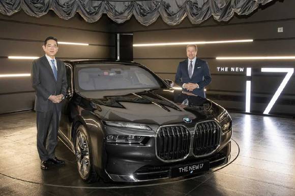 이재용 삼성전자 회장은 지난해 12월 인천 영종도에 위치한 BMW 드라이빙 센터에서 올리버 집세 BMW 회장 등 경영진과 만나 삼성SDI의 최첨단 'P5' 배터리셀이 적용된 BMW의 최신 전기차 '뉴 i7' 등을 살펴봤다. [사진=삼성전자]