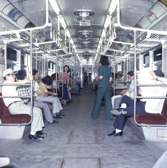1970년대 서울 지하철 1호선을 달리던 1세대 저항제어 전동차의 내부. 당시 시민들은 전동차의 빠른 속도에 놀랐다고 한다. 국가기록원