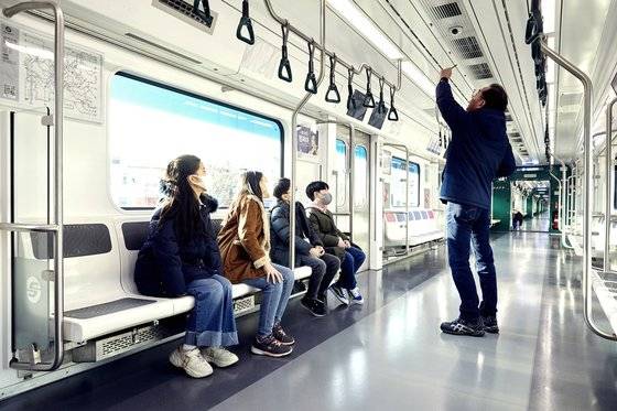 김용민 팀장(맨 오른쪽)이 신형 VVVF 인버터제어 전동차 내부의 구조와 시설에 대해 소중 학생기자단에게 설명했다.