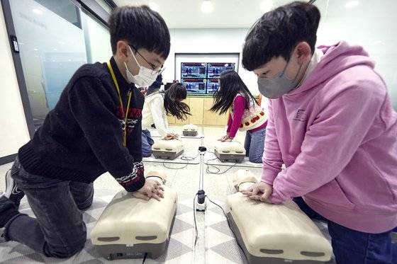 서울교통공사 시민안전체험·홍보관에서 불의의 사고에 대비해 심폐소생술(CPR)을 직접 배워본 소중 학생기자단.