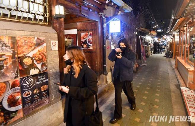 익선동 한옥거리는 외국관광객들에게도 새롭게 떠오르는 서울의 명소이다.