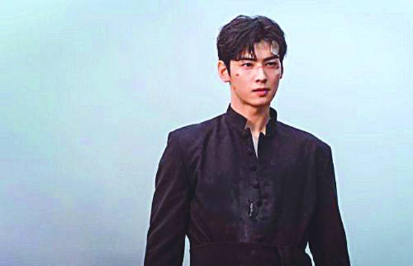 티빙 오리지널 ‘아일랜드’에서 구마사제로 출연한 배우 차은우. 그는 “연기든 노래든 나에게 주어진 건 그 이상으로 해내는 사람이 되고 싶다”고 포부를 밝혔다. 티빙 제공