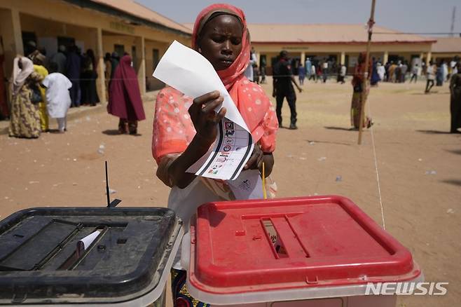 [욜라(나이지리아)=AP/뉴시스] 아프리카 나이지리아에서 25일(현지시간) 무함마두 부하리 대통령의 후임을 뽑는 대통령 선거가 시작됐다. 나이지리아 욜라의 한 투표소에서 한 유권자가 투표를 하고 있다. 2023.02.25