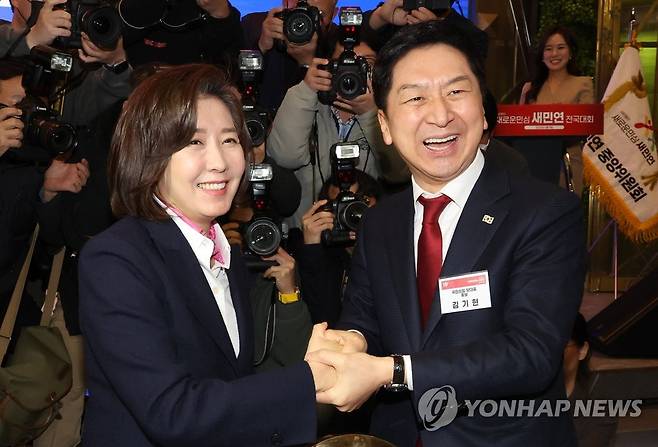 악수하는 김기현 후보와 나경원 전 의원 (서울=연합뉴스) 이정훈 기자 = 국민의힘 김기현 당대표 후보가 9일 오후 서울 마포구 케이터틀에서 열린 '새로운 민심 새민연 전국대회'에서 나경원 전 의원과 악수하고 있다. 2023.2.9 uwg806@yna.co.kr