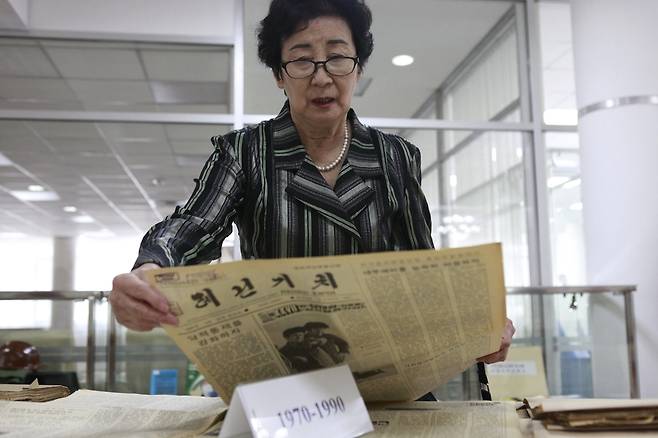 고려일보 100주년 기념전시  (알마티=연합뉴스) 김상욱 통신원 = 고려일보의 원로기자 한 올가가 27일(현지시간) 알마티에서 개막한 고려일보 100주년 기념 특별전시에서 소련시절 자신이 만들었던 신문을 찾아서 읽어보고 있다. 2023. 2.27. almatykim67@yna.co.kr