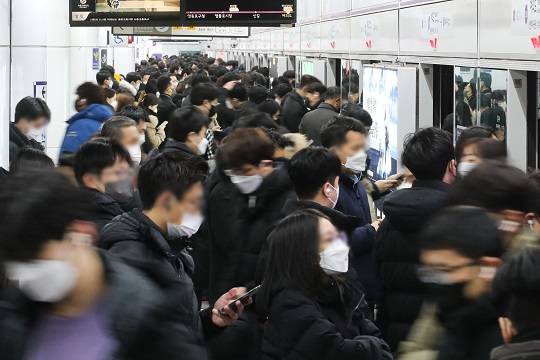 서울 여의도역에서 직장인들이 출근하는 모습. 사진=뉴시스
