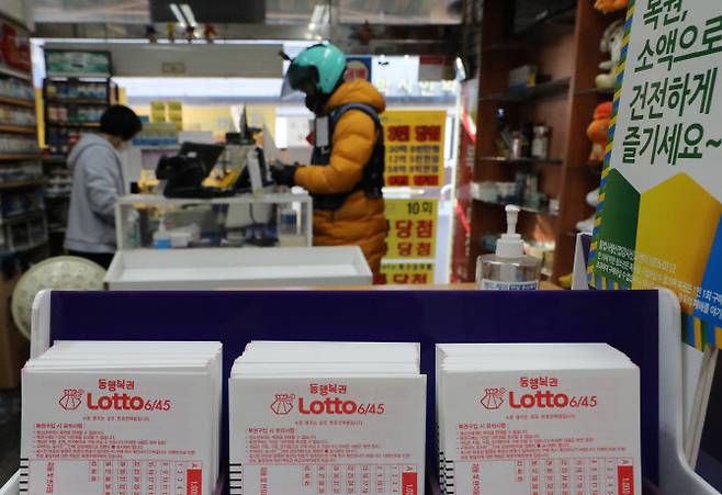 사진은 4일 서울 시내 한 복권판매점에 비치된 로또용지.(사진=뉴시스)