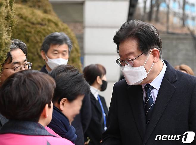 이재명 민주당 대표가 28일 오전 학교급식노동자 폐암 진단 관련 민생현장 방문을 위해 서울 은평구 수색초등학교에 도착하고 있다. (공동취재) 2023.2.28/뉴스1 ⓒ News1 송원영 기자