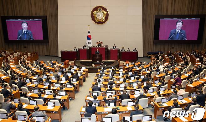 이재명 더불어민주당 대표가 27일 서울 여의도 국회에서 열린 제403회 국회(임시회) 제8차 본회의에서 자신에 대한 체포동의안 관련 신상 발언을 하고 있다. 2023.2.27/뉴스1 ⓒ News1 유승관 기자
