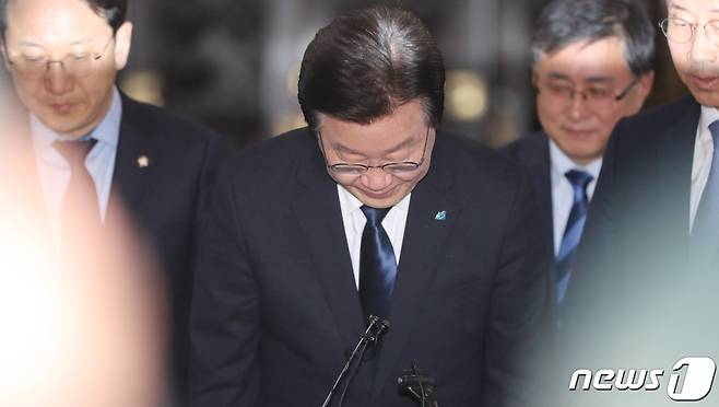 이재명 더불어민주당 대표가 27일 오후 서울 여의도 국회에서 체포동의안 부결에 관한 입장을 밝힌 뒤 인사하고 있다. 2023.2.27/뉴스1 ⓒ News1 허경 기자