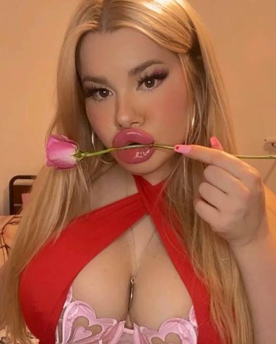 마릴린 먼로처럼 되기 위해 성형수술에 수천만원을 들인 영국 인플루언서 돌리 스미스. (돌리 스미스 인스타그램 갈무리)