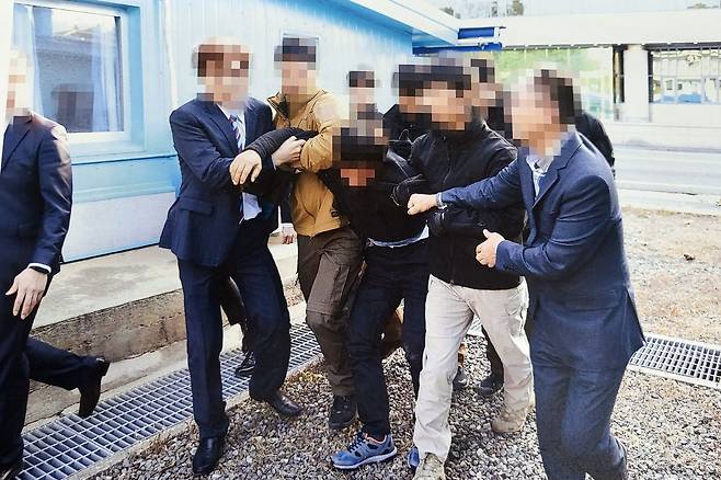사진은 지난 2019년 11월 북한 선원 2명이 동료 16명을 살해하고 탈북해 귀순 의사를 밝혔으나 판문점을 통해 북한으로 추방 하는 모습. (통일부 제공) 2022.7.12/뉴스1