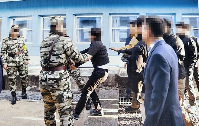 사진은 지난 2019년 11월 북한 선원 2명이 동료 16명을 살해하고 탈북해 귀순 의사를 밝혔으나 판문점을 통해 북한으로 추방 하는 모습. (통일부 제공) 2022.7.12/뉴스1