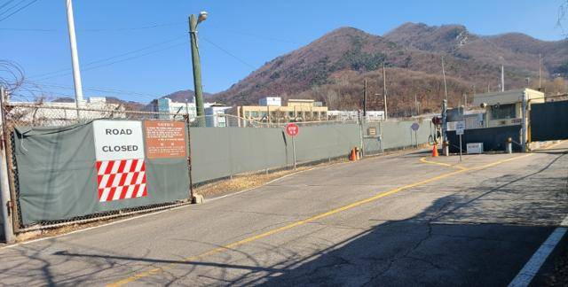 21일 경기 동두천시 캠프 북캐슬 주변 담벼락에 출입을 금지하는 안내문이 붙어 있다. 이종구 기자