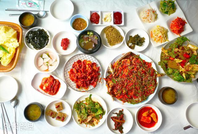 해남 '달동네보리밥쌈밥' 식당의 1만 원짜리 보리밥 정식. 된장국과 나물 반찬 외에 약밥과 차조밥, 선짓국 등이 함께 차려진다.