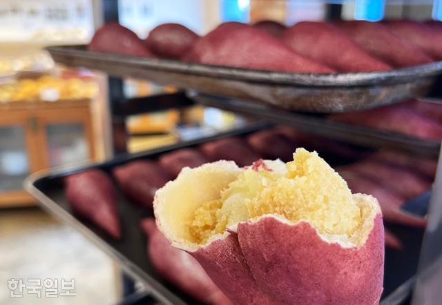 해남의 대표 주전부리 고구마빵. 모양과 색, 맛까지 고구마를 그대로 재현했다.