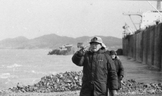 고(故) 정주영 현대그룹 회장이 방조제 건설 현장에서 공사를 지휘하고 있다. [중앙포토]